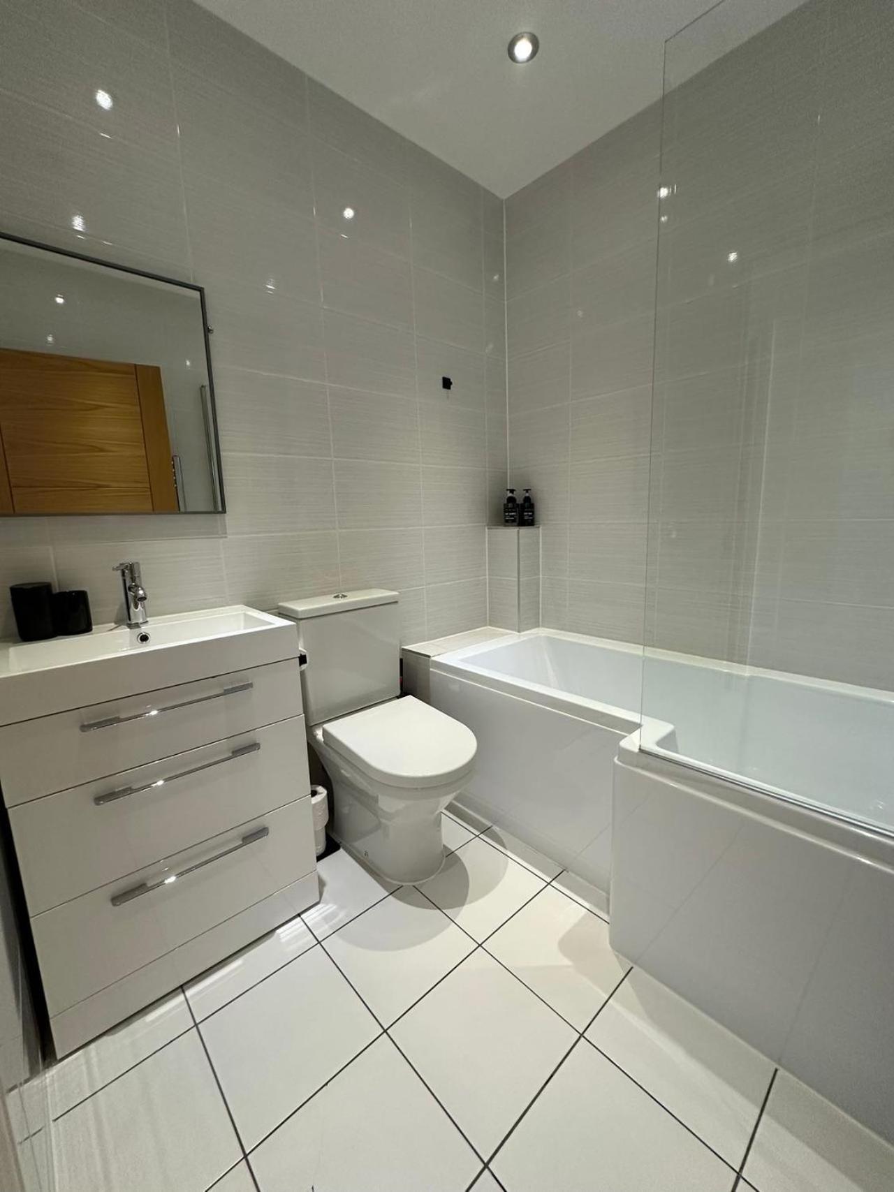 Spacious 4Br 4Ba Gated Townhouse With Balconies, Central Jq Birmingham Exterior photo