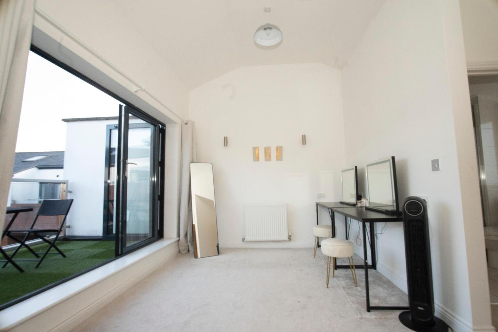 Spacious 4Br 4Ba Gated Townhouse With Balconies, Central Jq Birmingham Exterior photo